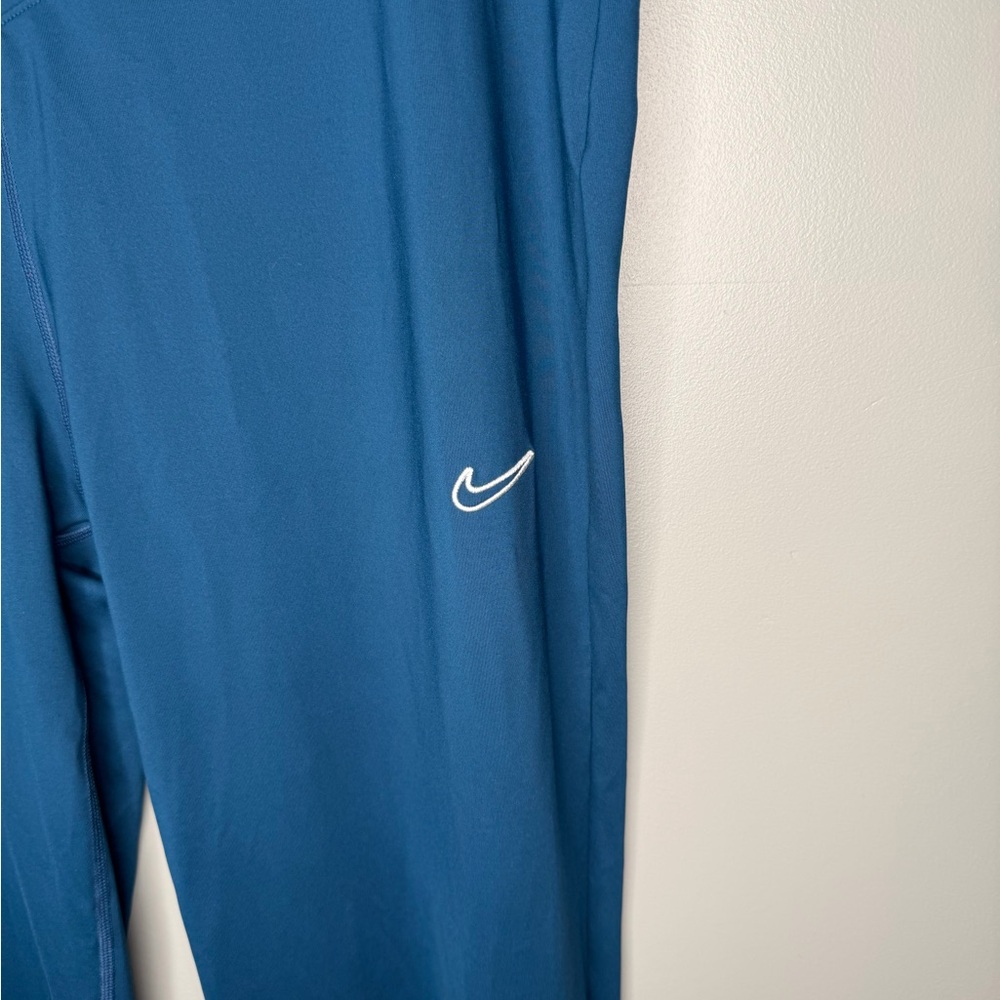 NWT Nike Mid Rise Flare Legging - Picture 6 of 13